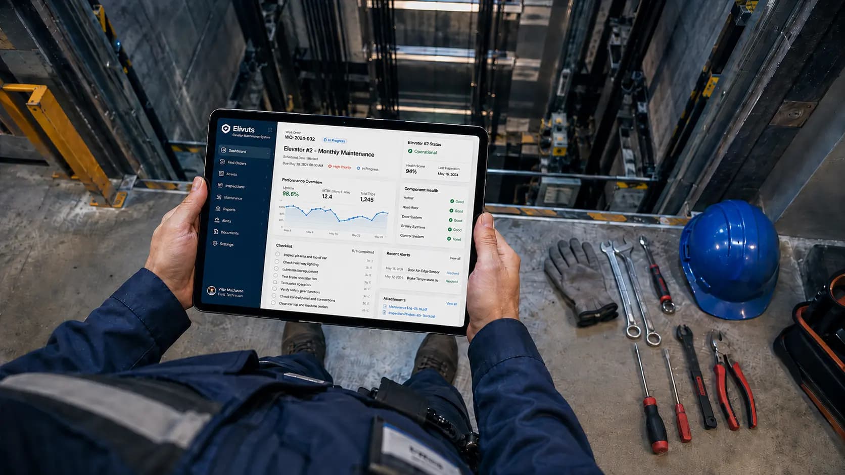 Pessoa segurando um tablet com o sistema Elivus aberto